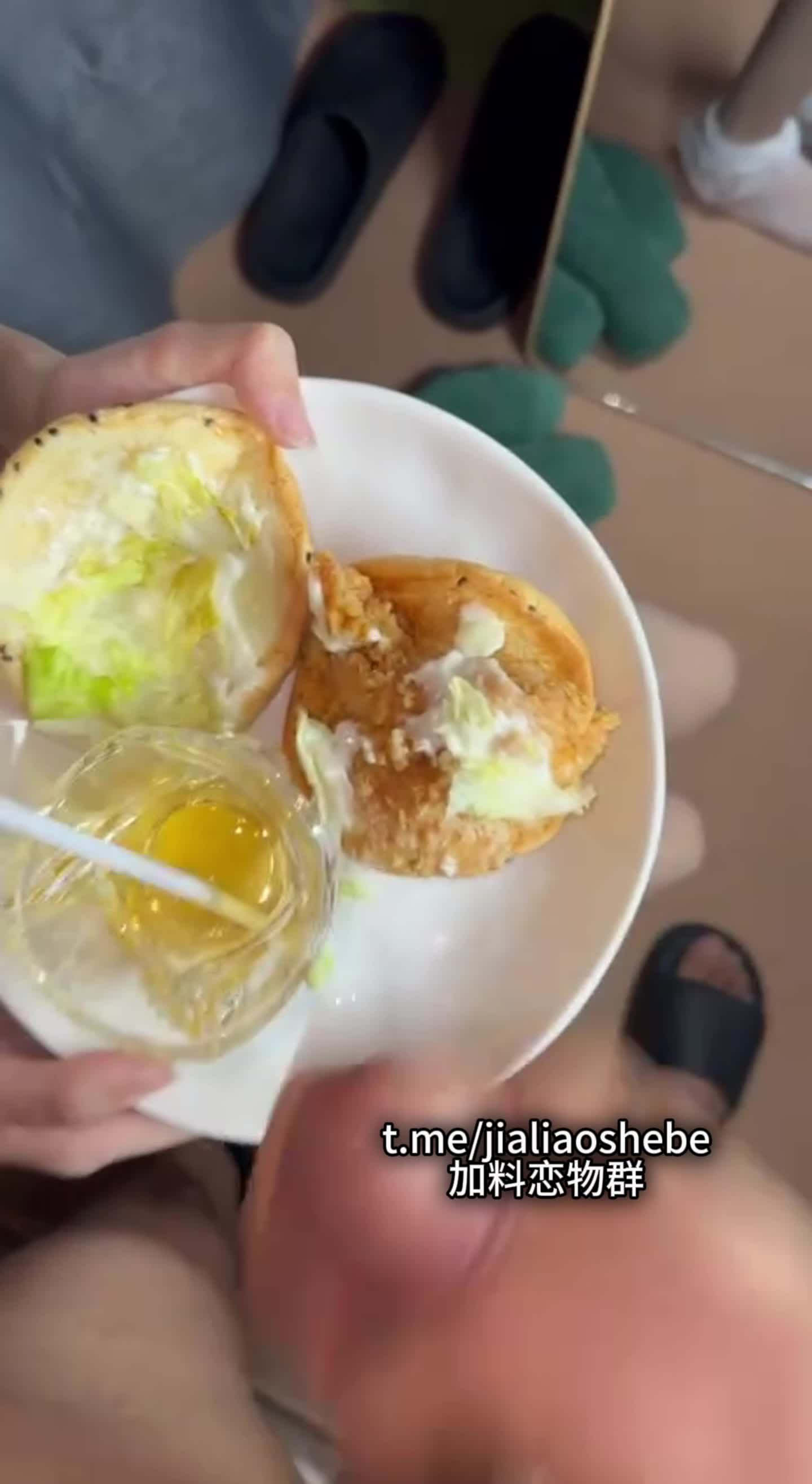 #和堂妹日常 #精液食物 现在这个也是经典了！你们想要不？全集视频搞来了都在我的俱乐部里面！欢迎大家加入！想看什么进俱乐部后告诉客服只要有肯定包你满意！！！查看置顶信息进群看全集哦！