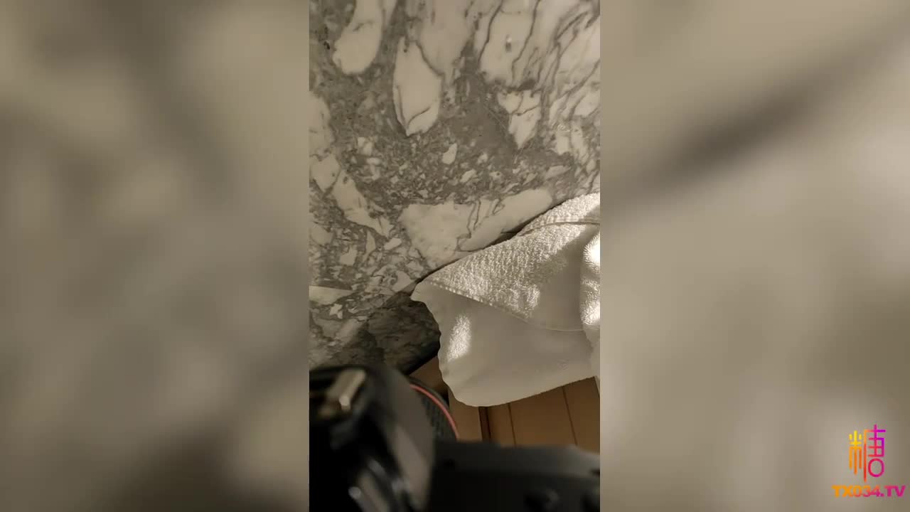 【午夜大剧院】无良摄影师约妹子私房逐渐开始性引导 谁知模特比他还 饥渴直接让摄影师插了进来#摄影师 #后入 #中出
