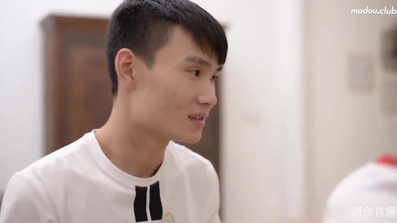番号: MD0044 兄妹蕉谈 芭蕉香蕉分不清 哥哥手把手教学 近亲荒唐性爱日期: 2022-01-10标籤: #麻豆传媒 #近亲 #兄妹 #林予曦