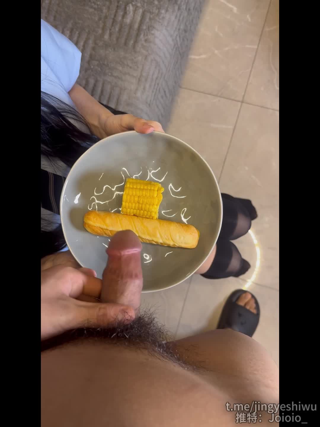 #和堂妹日常 #精液食物 现在这个也是经典了！你们想要不？全集视频搞来了都在我的俱乐部里面！欢迎大家加入！想看什么进俱乐部后告诉客服只要有肯定包你满意！！！查看置顶信息进群看全集哦！
