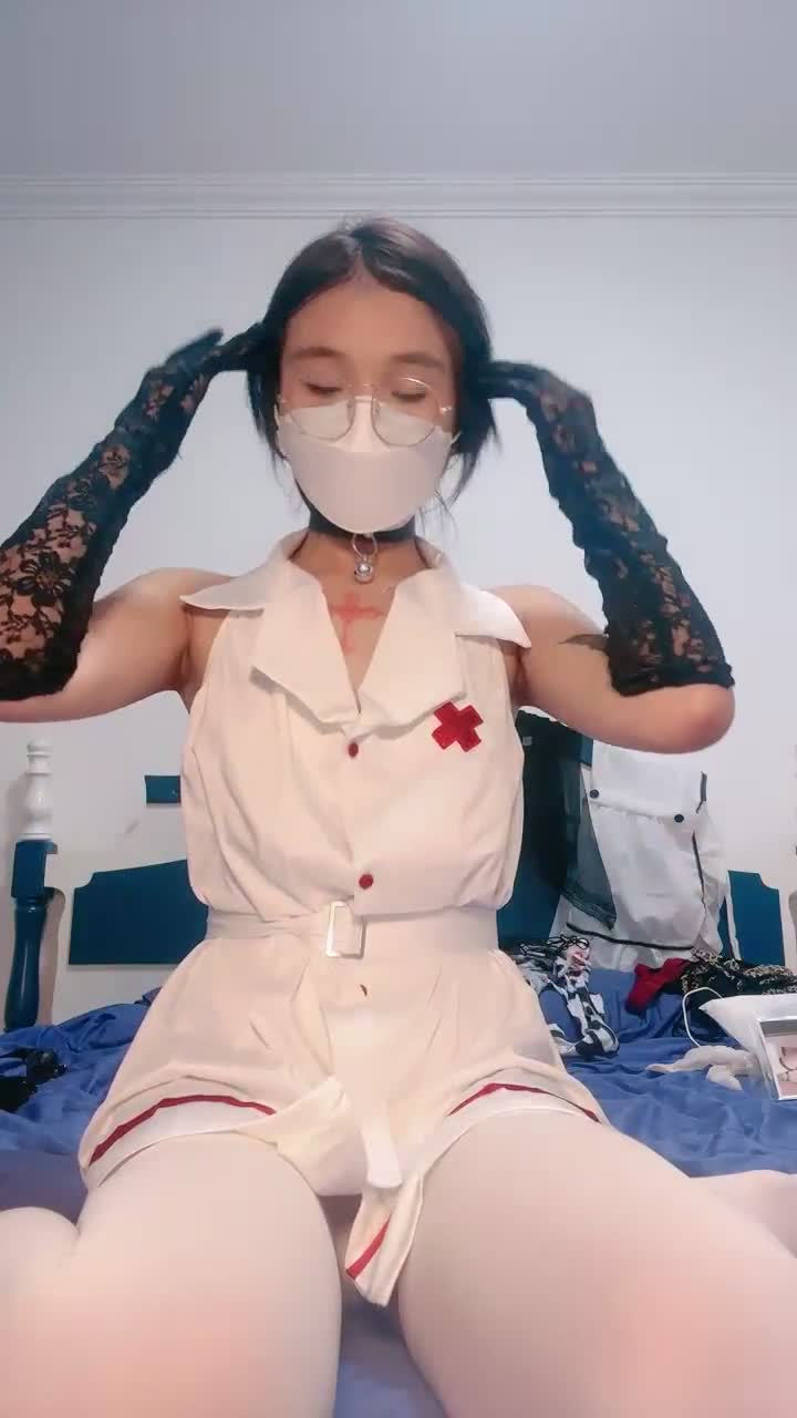 #小狗乖乖 #眼镜娘 #萝莉 #精选黄播 #自慰 小小眼镜娘可爱可爱！查看置顶信息进群看全集哦！