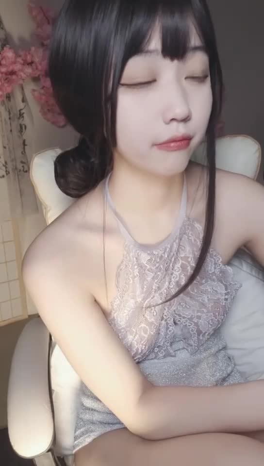 #18岁萝莉小羊 #萝莉 #可爱 #少女 来点好看的黄播！一共16个视频！剩余已发大神群！查看置顶信息进群看全集哦！