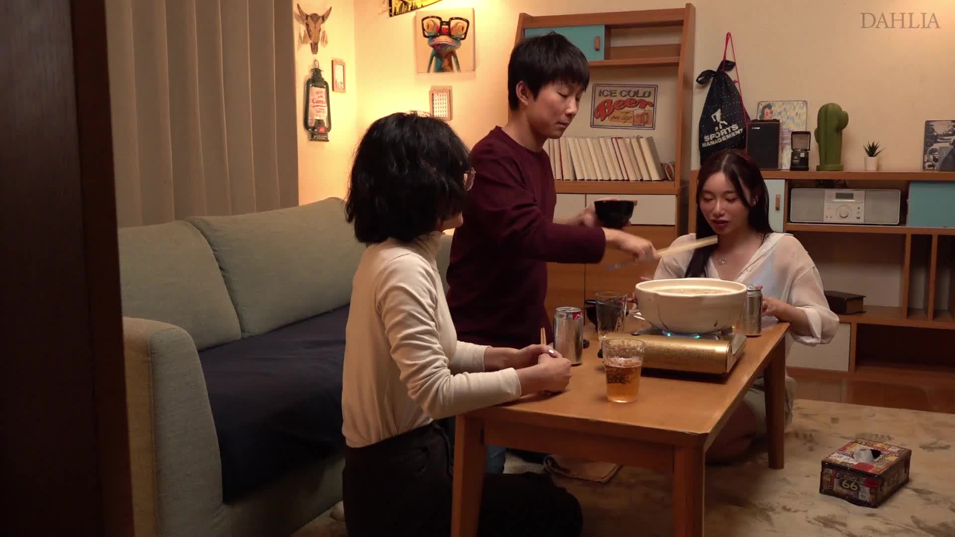 在没有妻子的周末，我抵挡不住妻子密友的诱惑，缠绵的舌吻和疯狂扭动中一次又一次内射