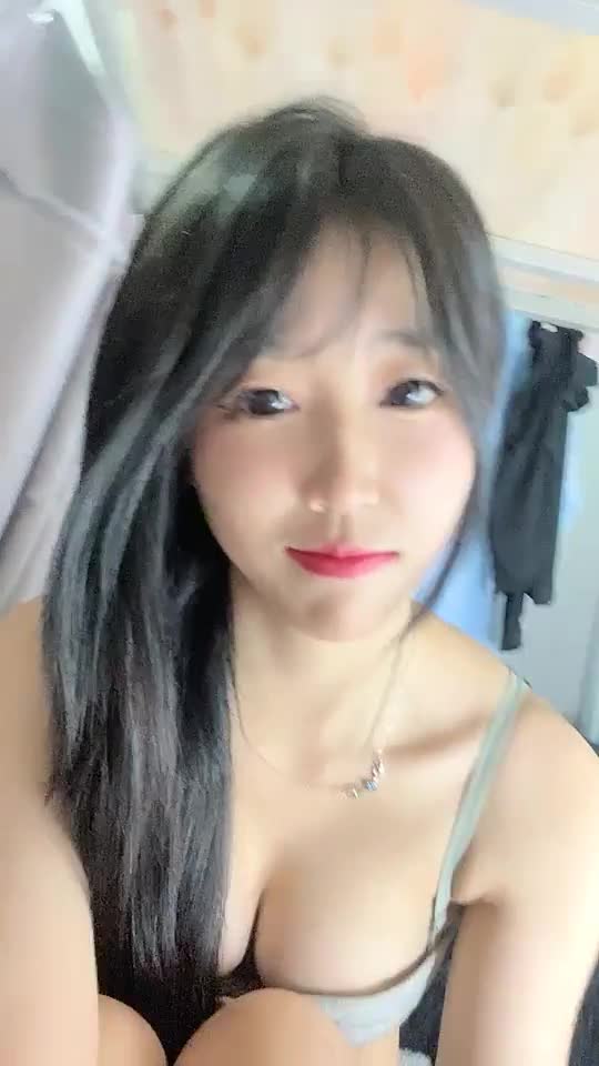 #一叶页 #甜甜也辣 #清纯 #女大 #宿舍 群友想看咱就发！就是任性！查看置顶信息进群看全集哦！
