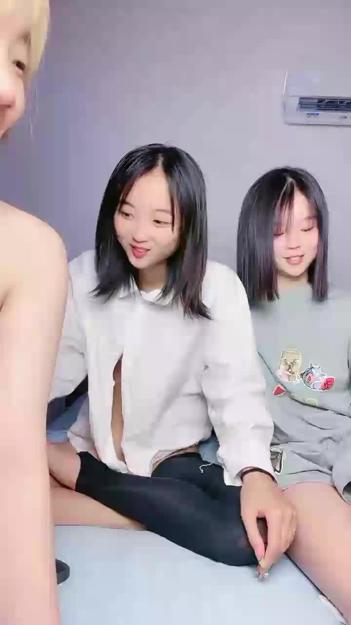#美美爱干饭 #群P #萝莉 #精选黄播 #中出 社会萝莉组团下海！效果还是不错的！查看置顶信息进群看全集哦！