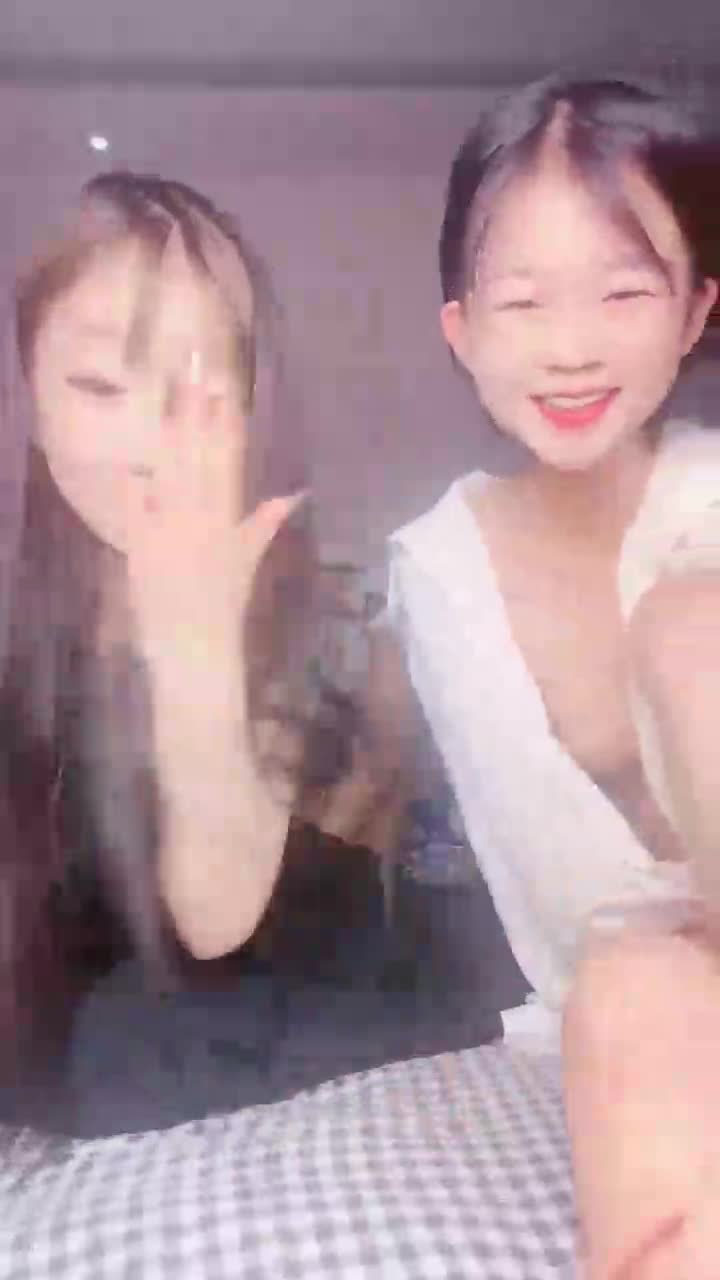 #美美爱干饭 #群P #萝莉 #精选黄播 #中出 社会萝莉组团下海！效果还是不错的！查看置顶信息进群看全集哦！