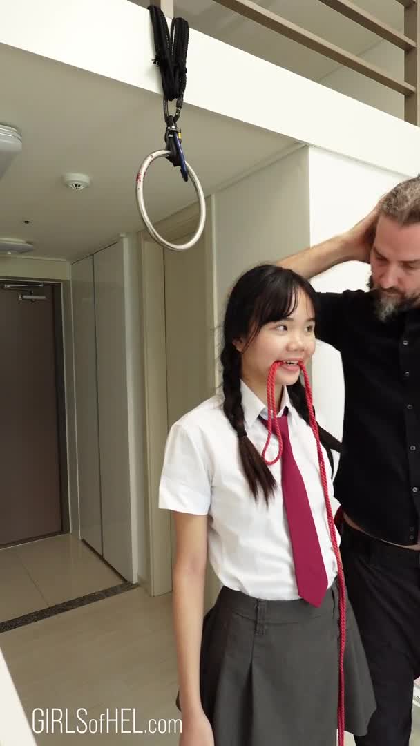 #Girlsofhel #捆绑 #深喉 #萝莉 讲真亚裔小萝莉真的好看！一共48个视频再有我继续找剩余视频已发大神群，进群联系我哦！进群想看谁的合集私聊我，我在另外找出来发！查看置顶信息进群看全集哦！