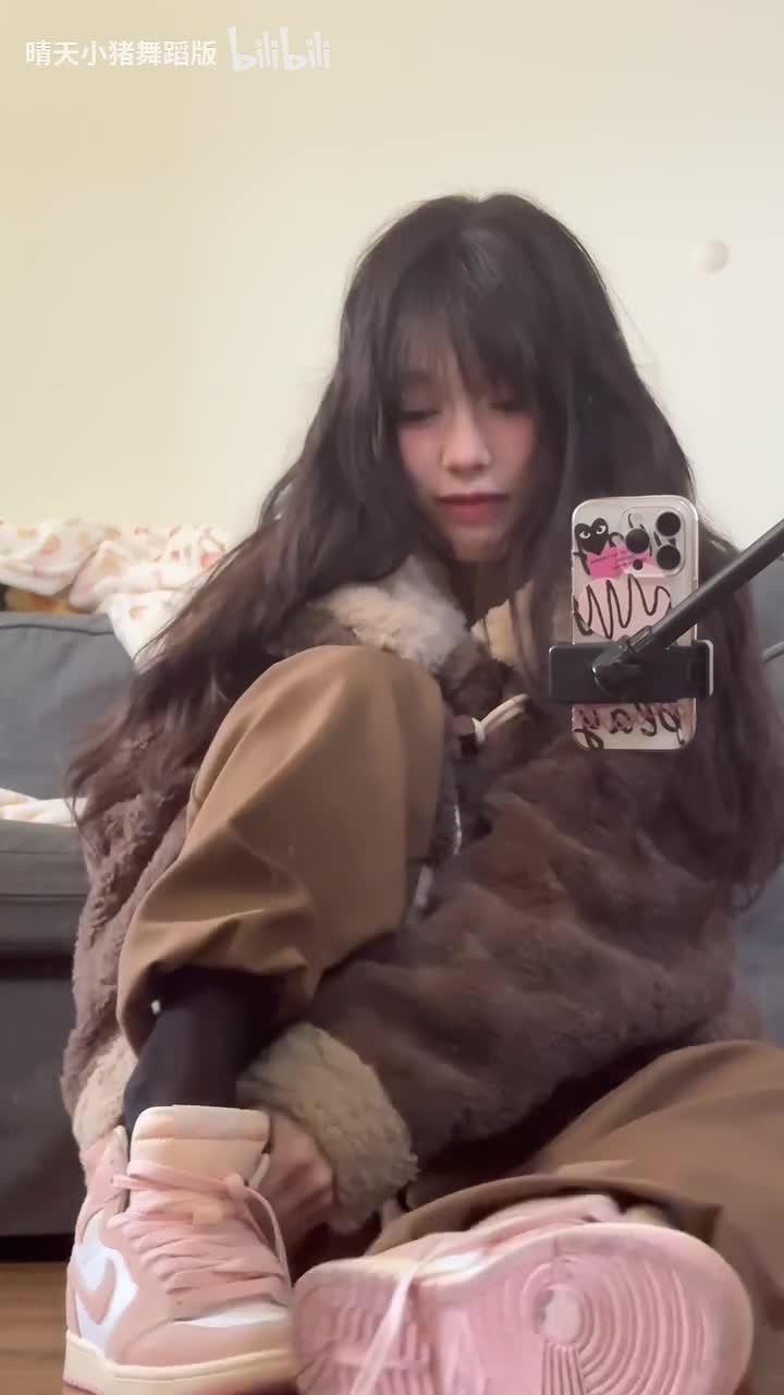 #晴天小猪 #丝足 #裸足 #足控 给你们来点好看的雪糕尝一尝！查看置顶信息进群看全集哦！
