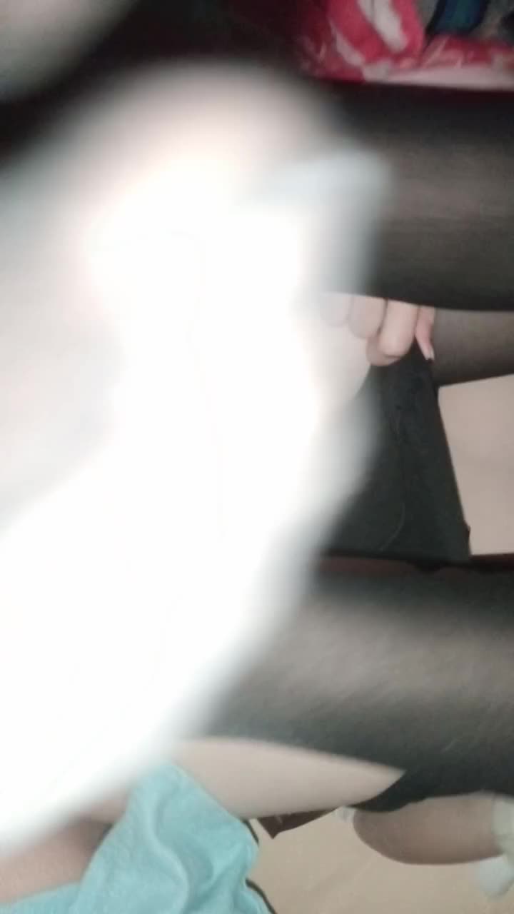 极品反差婊 不得不说学生妹就是嫩，粉嫩的小骚逼稀疏的阴毛，被大屌插入进进出出