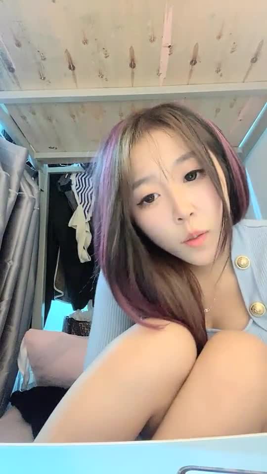 #一叶页 #甜甜也辣 #清纯 #女大 #宿舍 群友想看咱就发！就是任性！查看置顶信息进群看全集哦！