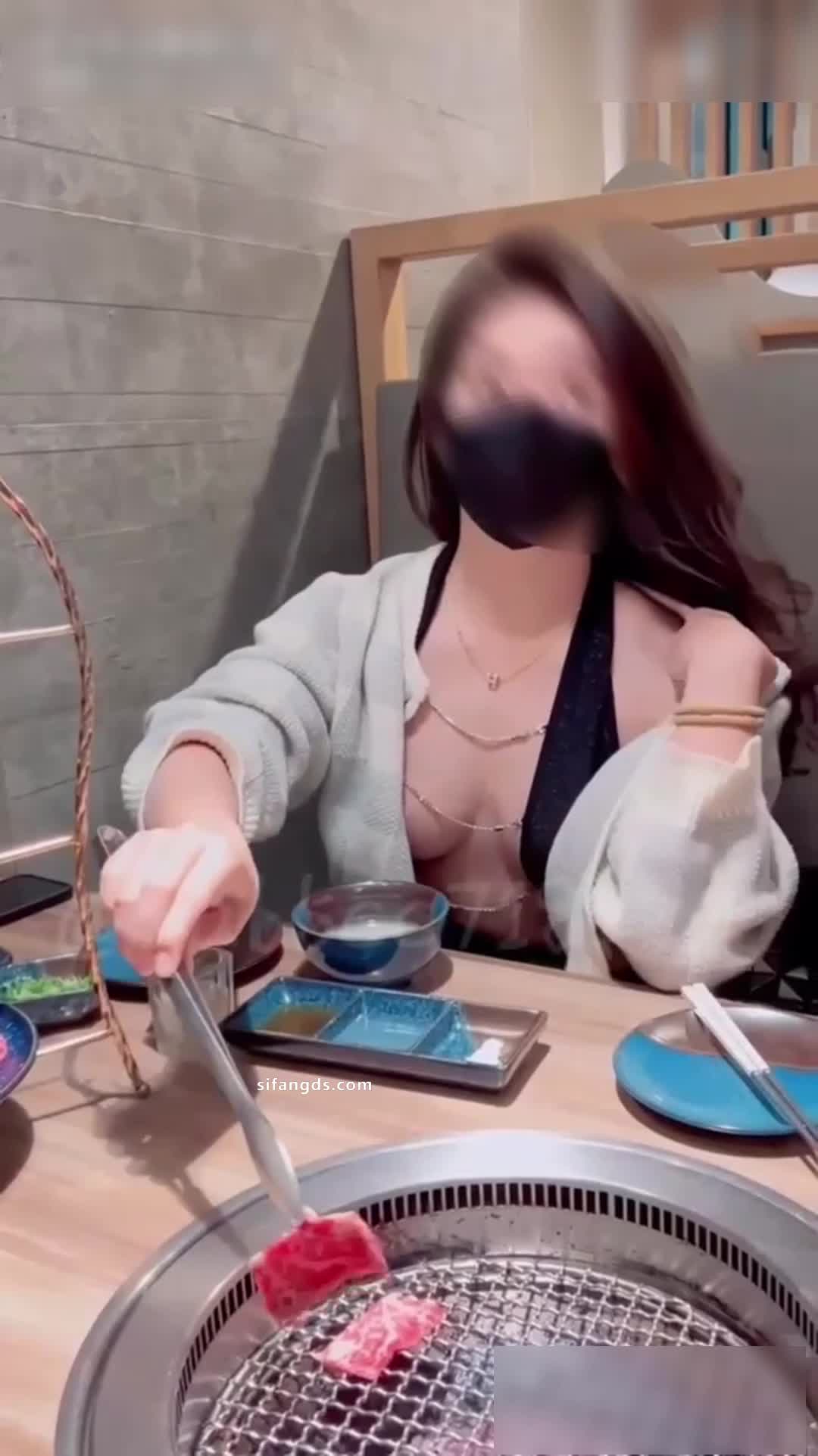 #Nina小蜜桃 #淫妻 #少妇 #绿帽 #多P #露出 这个就是比较顶了！你们绝对喜欢！一共16个视频！剩余已发大神群！查看置顶信息进群看全集哦！