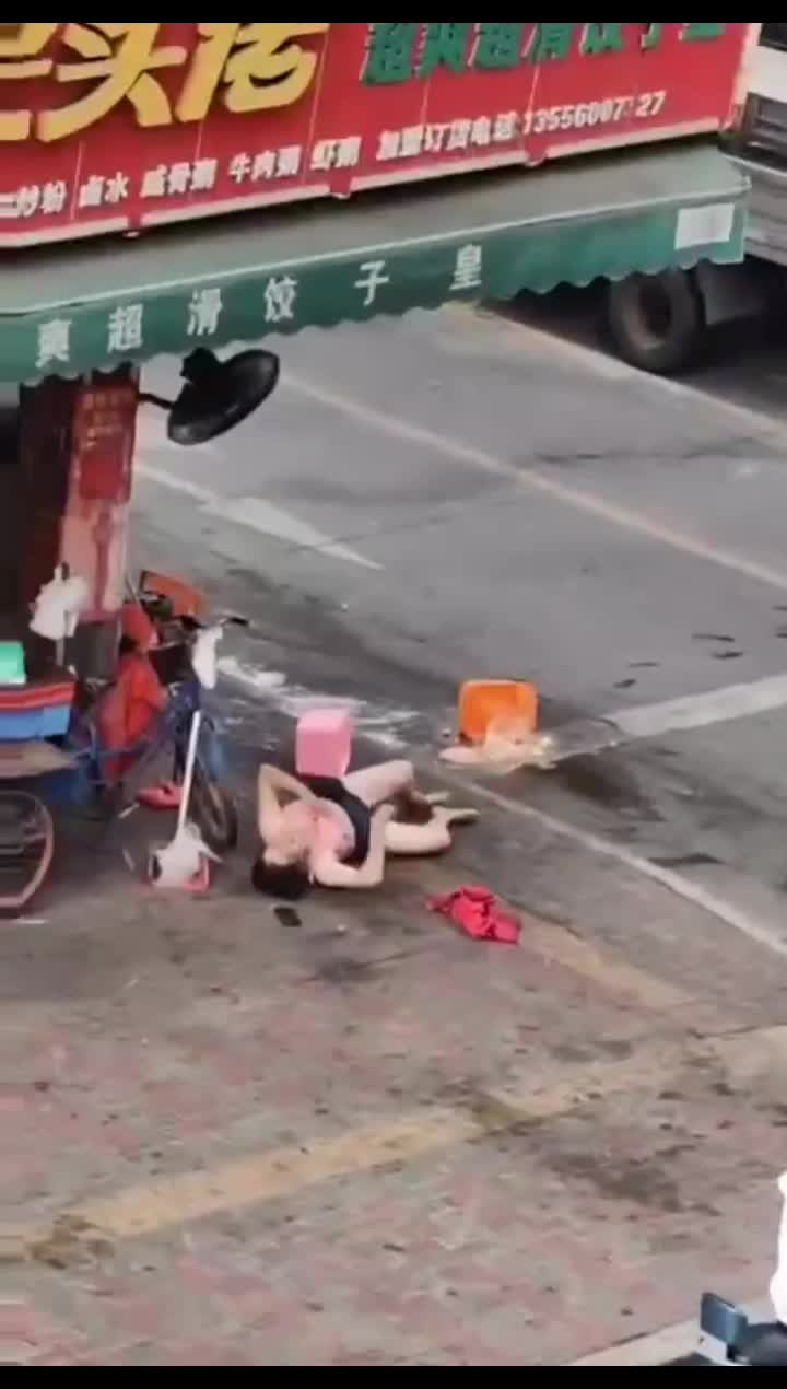 猎奇 熟女街头脱衣露出，然后躺在地上耍泼打滚，这是咋了？为情所困么