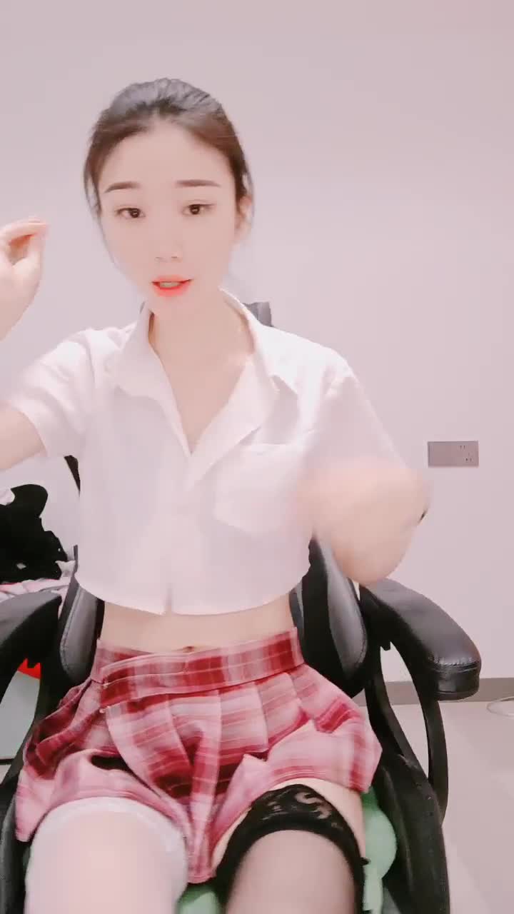 #泡泡小水丫 #反差 #喷水 #自慰 #精选黄播 还不错的一个洒水车！一共10个视频！剩余已发大神群！查看置顶信息进群看全集哦！