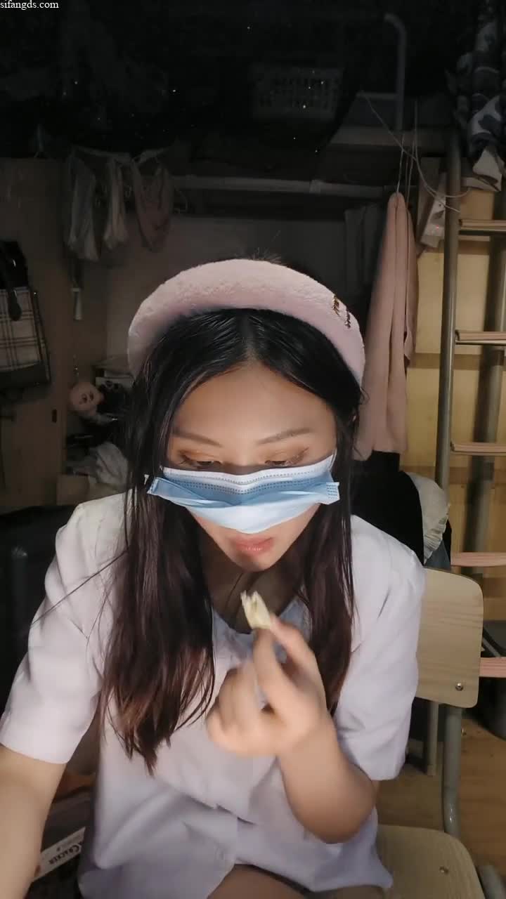 #摆烂小鱼 #宿舍 #精选黄播 #反差 又是一个在宿舍直播的小反差哦！一共8个视频！剩余已发大神群！查看置顶信息进群看全集哦！