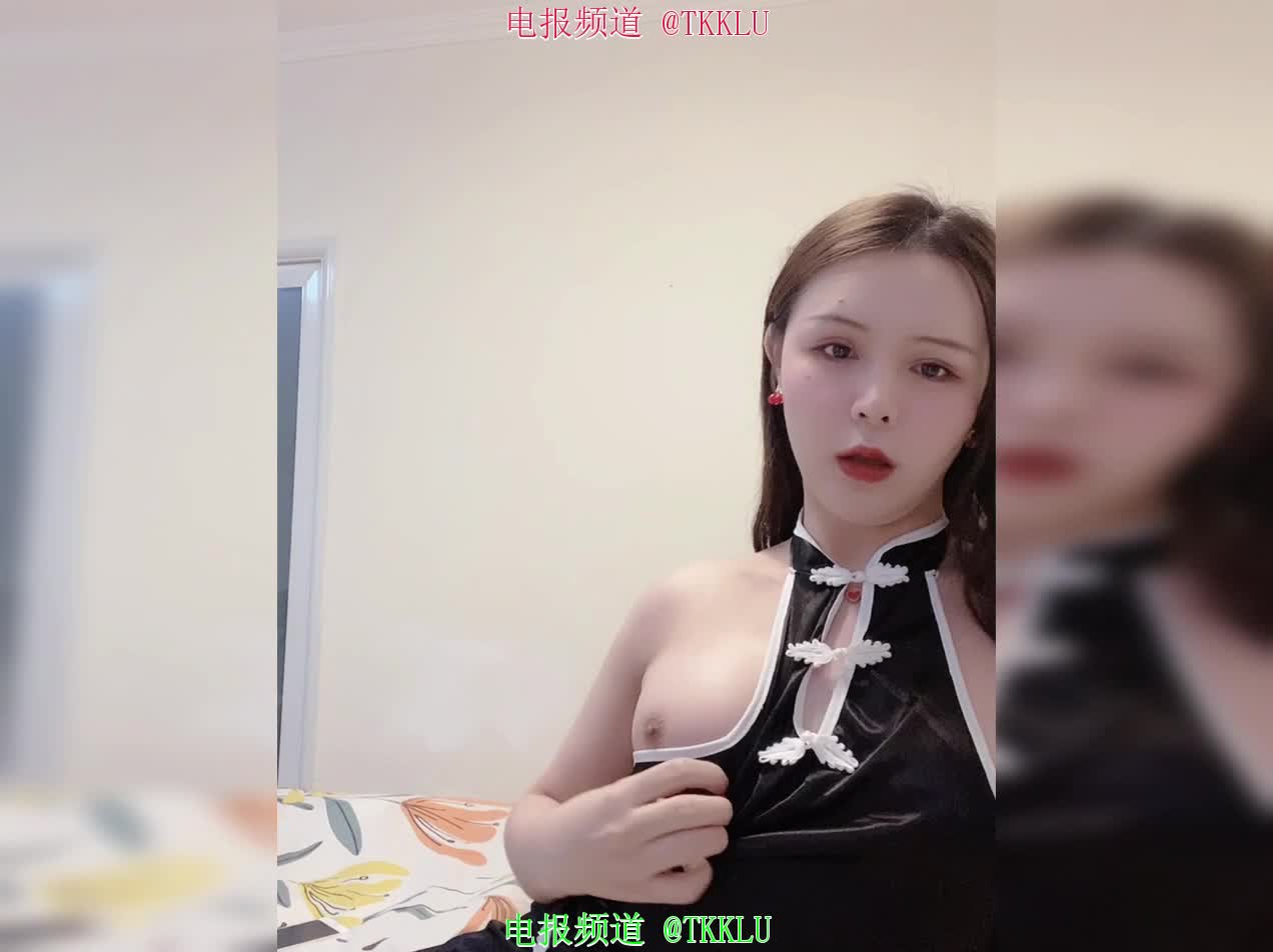 #国产TS #国产人妖 #伪娘酒店奢华大床，国产网红人妖身着旗袍黑丝，换穿白丝，展示美臀大屌，诱惑撩人！自慰撸管，淫声连连，猛烈喷射大量精液，床单湿透！挑逗低语：“想要姐姐的汁水吗？”快感炸裂！ 看点：网红人妖旗袍黑白丝换装，撸管自慰喷射大量精液，诱惑快感爆棚！个人合集已经上传私密群