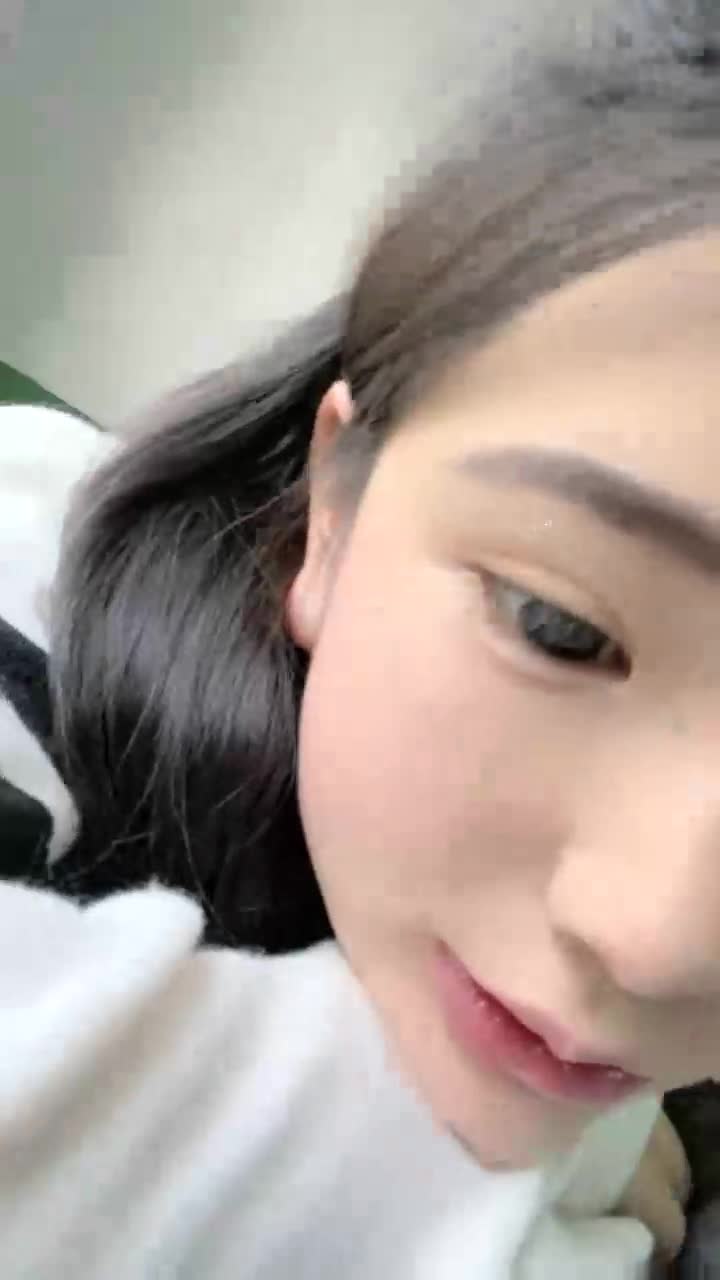 #大二学妹 #宿舍 #精选黄播 #女大 女大的直播你们喜欢不？一共12个视频！剩余已发大神群！查看置顶信息进群看全集哦！