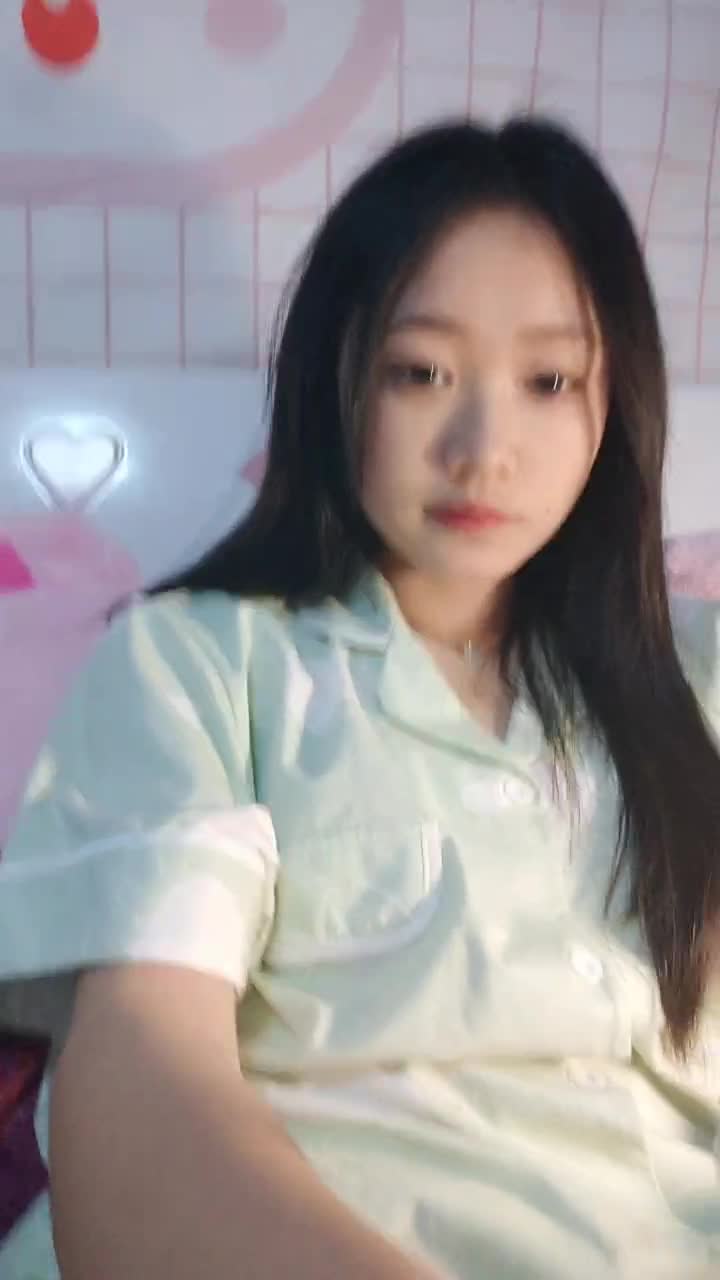 #顶点 #反差 #御姐 #颜值 #自慰 #精选黄播 颜值超在线哦！一共28个视频！剩余已发大神群！查看置顶信息进群看全集哦！
