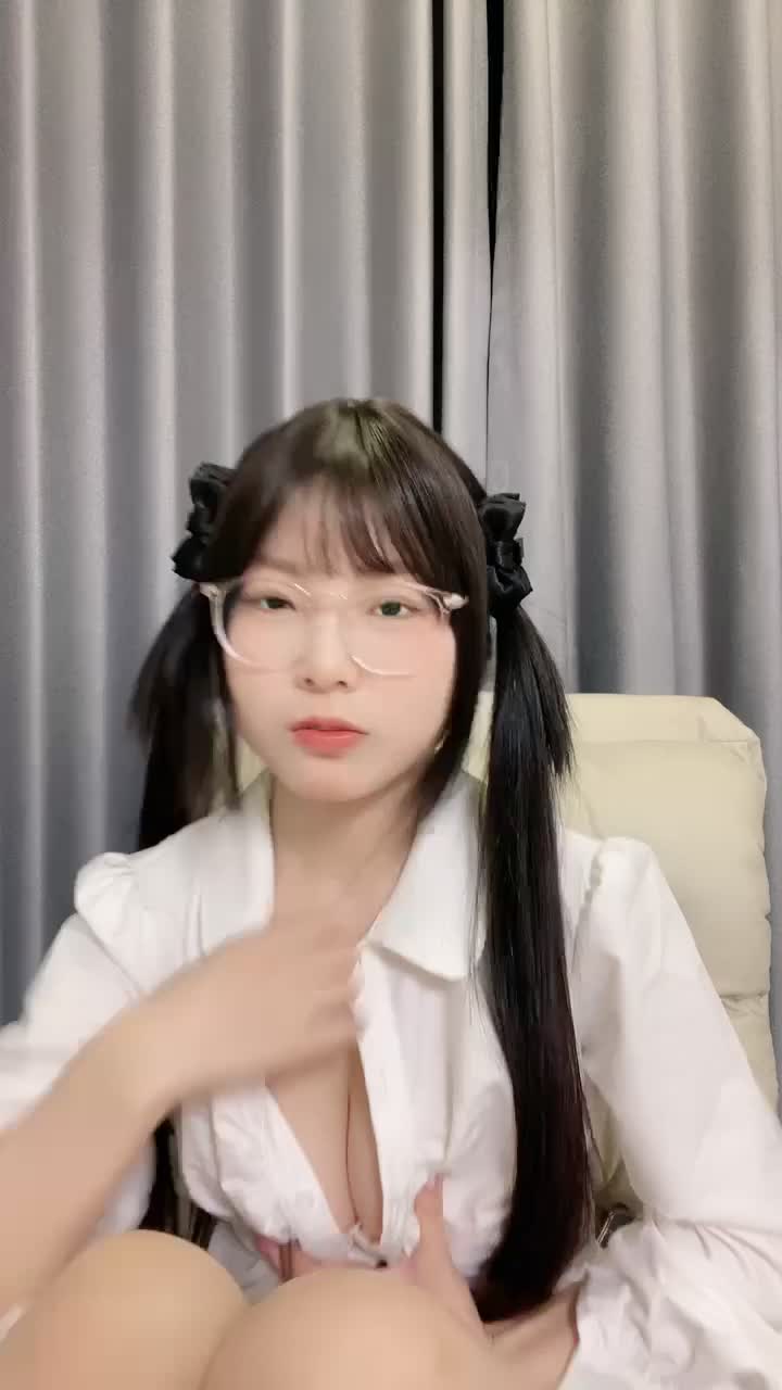 #栗子喵 #萝莉 #反差 #可爱 #精选黄播 好看的萝莉哦！一共13个视频！剩余已发大神群！查看置顶信息进群看全集哦！