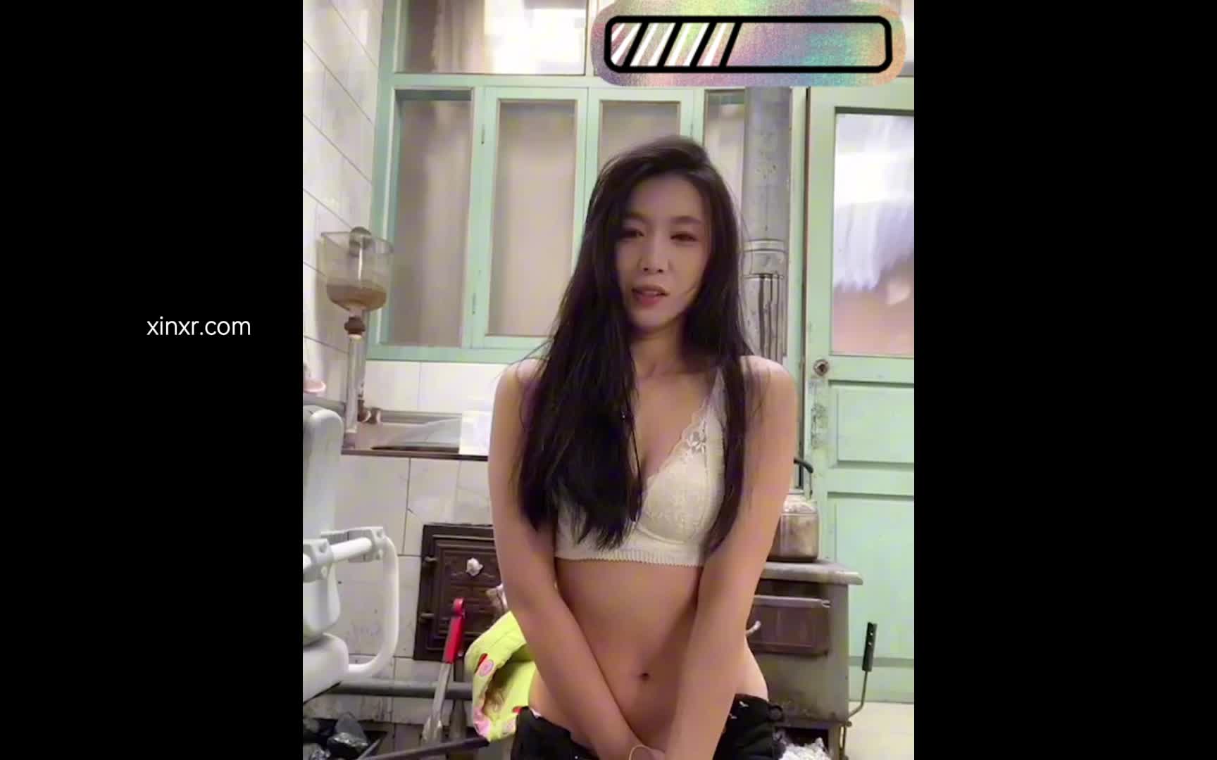 #王木木 #烧烤店老板娘 #整活 #吃瓜 老板娘在店里玩1V1被录屏了！就这几个大家看看过过瘾就行了！查看置顶信息进群看全集哦！