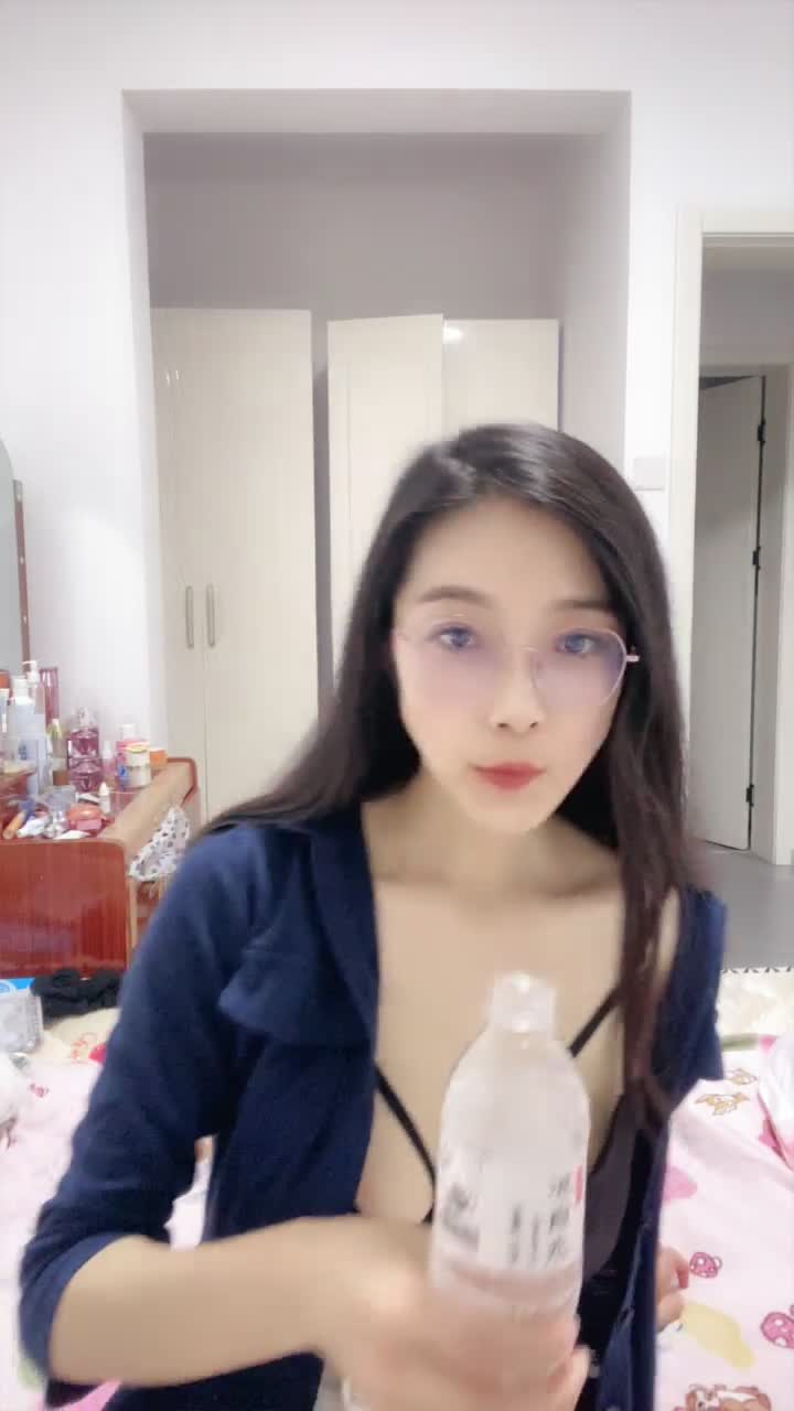 #虎牙 #姐姐好看 #御姐 #反差 #精选黄播 今天先给大家来个黄播！一共14个视频！剩余已发大神群！查看置顶信息进群看全集哦！