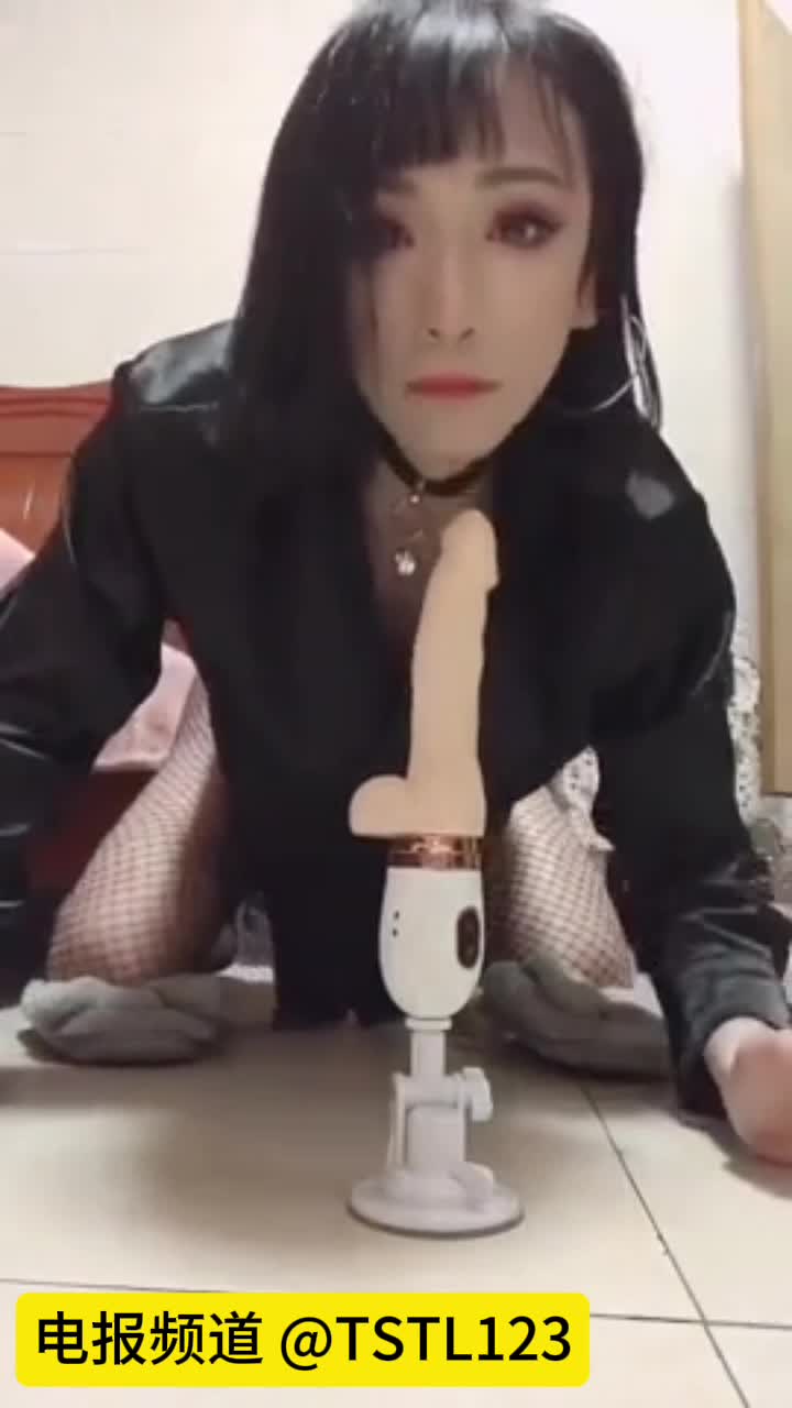 #人妖母狗 #花臀伪娘雌堕人妖母狗强化深喉毒龙技术-好认真的样子-每一次直接到红龙最深处-希望带给主人极致的享受-看到鸡把忍不住了-母狗本性被激发-掰开流水的废物屁眼-直接坐到鸡把上-大花臀挺抽插起来真性感个人合集25V已经上传私密群会员群资源数量以及类型我要加入会员群