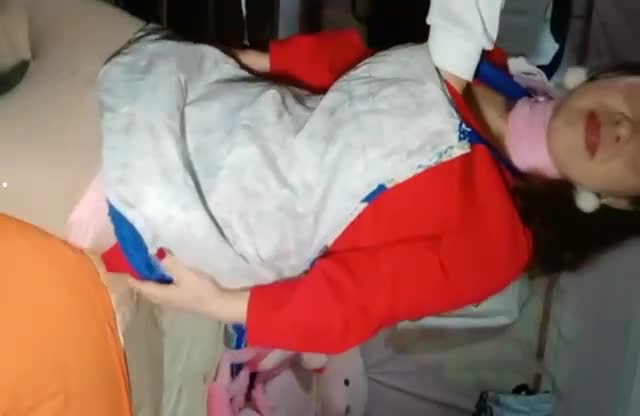 村里少妇衣服不脱，扒裤猛操，淫叫爽到大屌喷射！ #熟女乱伦
