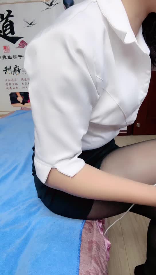 剧情演绎】两个骚货按摩店挑逗顾客 没想到被顾客强上，半推半就推到直接无套猛操