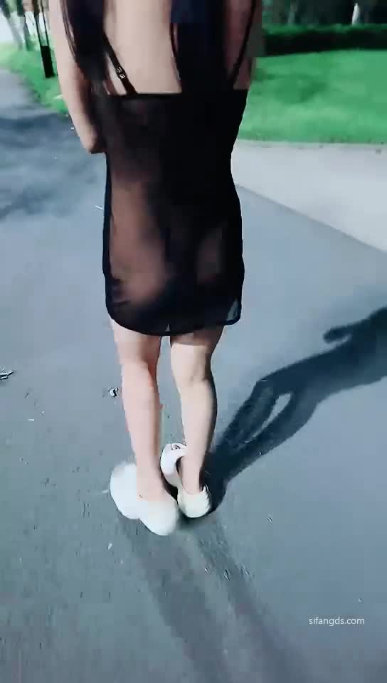 #零五年小洁 #反差 #露出 #可爱 #颜值 来个颜值不错的露出给大家！有点少一共8个视频！剩余已发大神群！查看置顶信息进群看全集哦！
