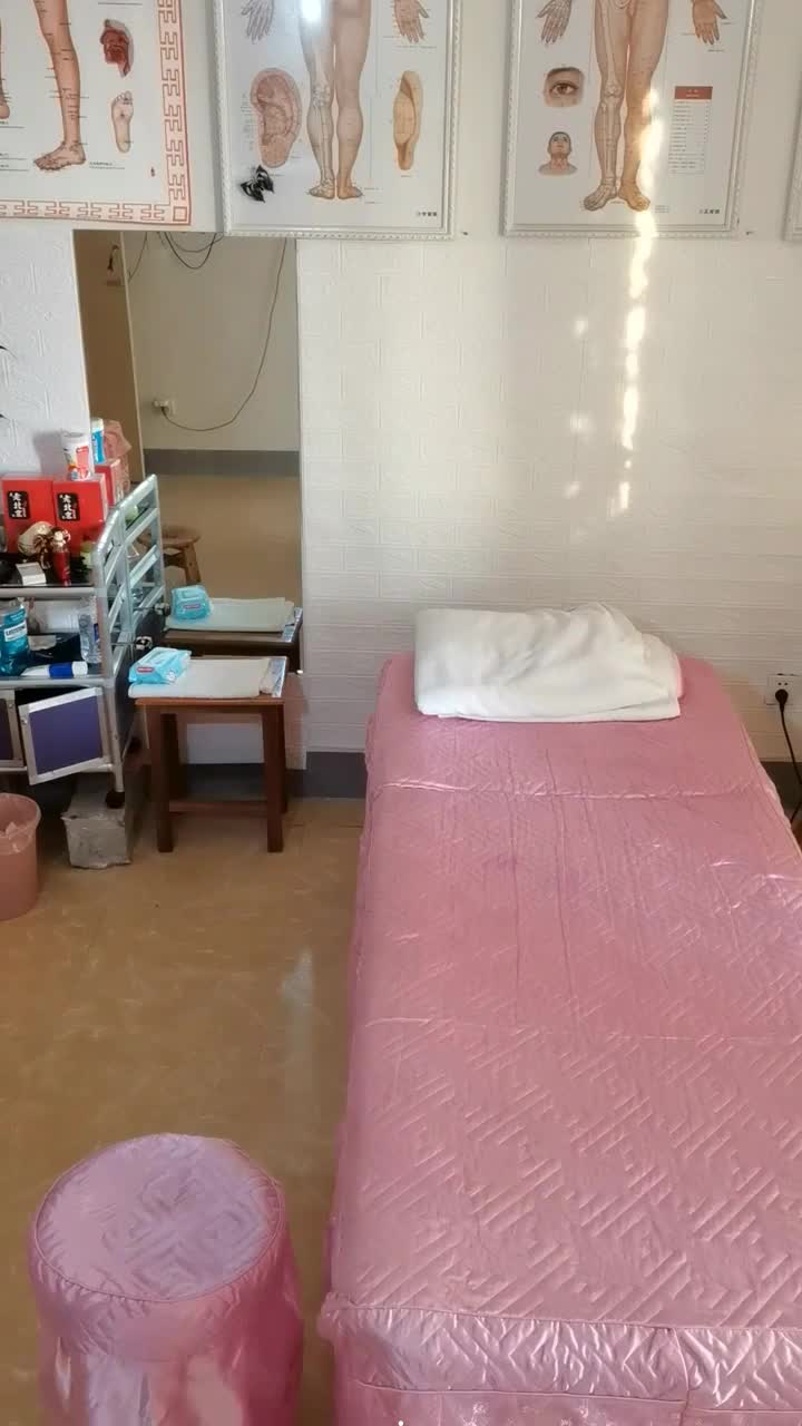 老逼熟女服务到位，全套200块，操穴败火爽到物超所值！ #熟女乱伦