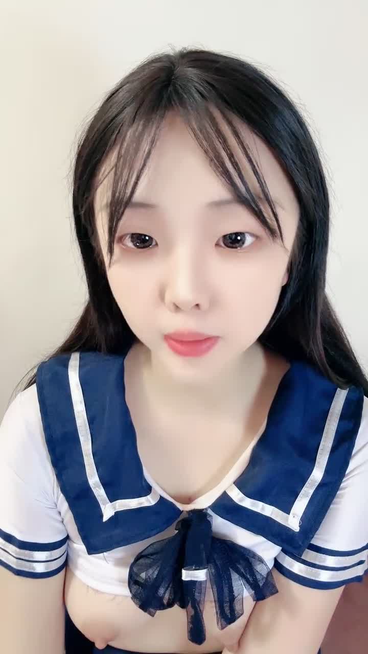#05年小萝莉轻点 #可爱 #精选黄播 #颜值 可爱不！喜欢不！快来围观！一共26个视频！剩余已发大神群！恢复更新！优惠会持续一段时间的！查看置顶信息进群看全集哦！