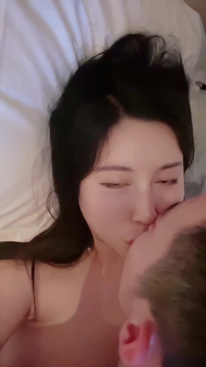 #人妻少妇 #李雅 #痴女 #母狗这个李雅好像各种意义上很出名?身材保养的不错 而且好像每次都会跟不同的男人开房