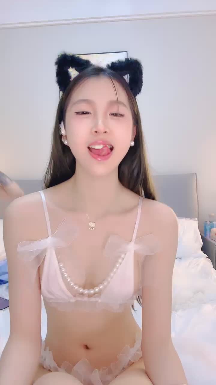 #欣怡 #颜值 #可爱 #精选黄播 还是颜值怪哦！喜欢吧！一共9个视频！剩余已发大神群！查看置顶信息进群看全集哦！