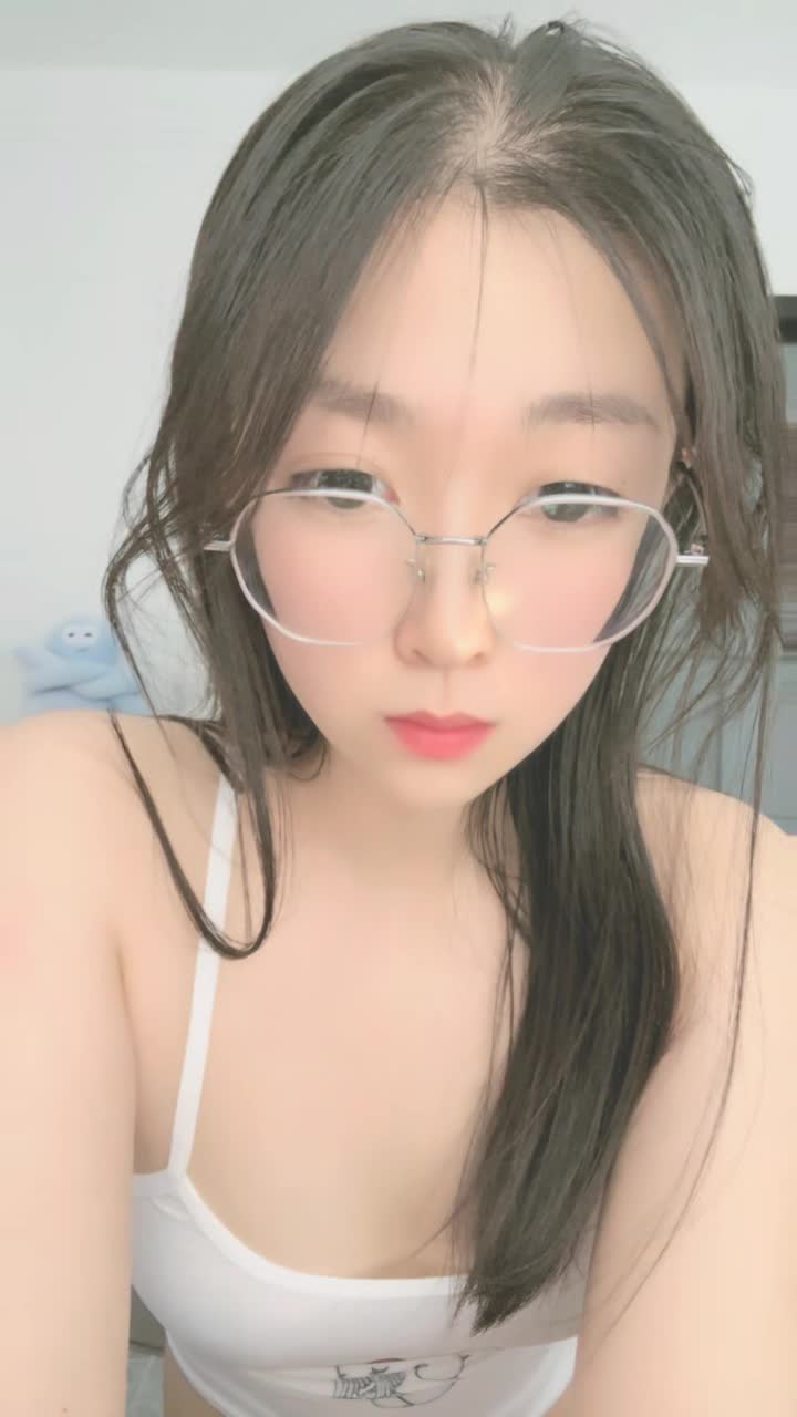 #小糖丸 #颜值 #可爱 #精选黄播 今天多发几个好看的黄播！大家喜欢不！一共8个视频！剩余已发大神群！查看置顶信息进群看全集哦！