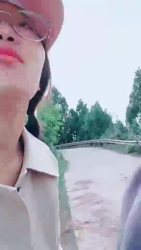#零五年小洁 #反差 #露出 #可爱 #颜值 来个颜值不错的露出给大家！有点少一共8个视频！剩余已发大神群！查看置顶信息进群看全集哦！
