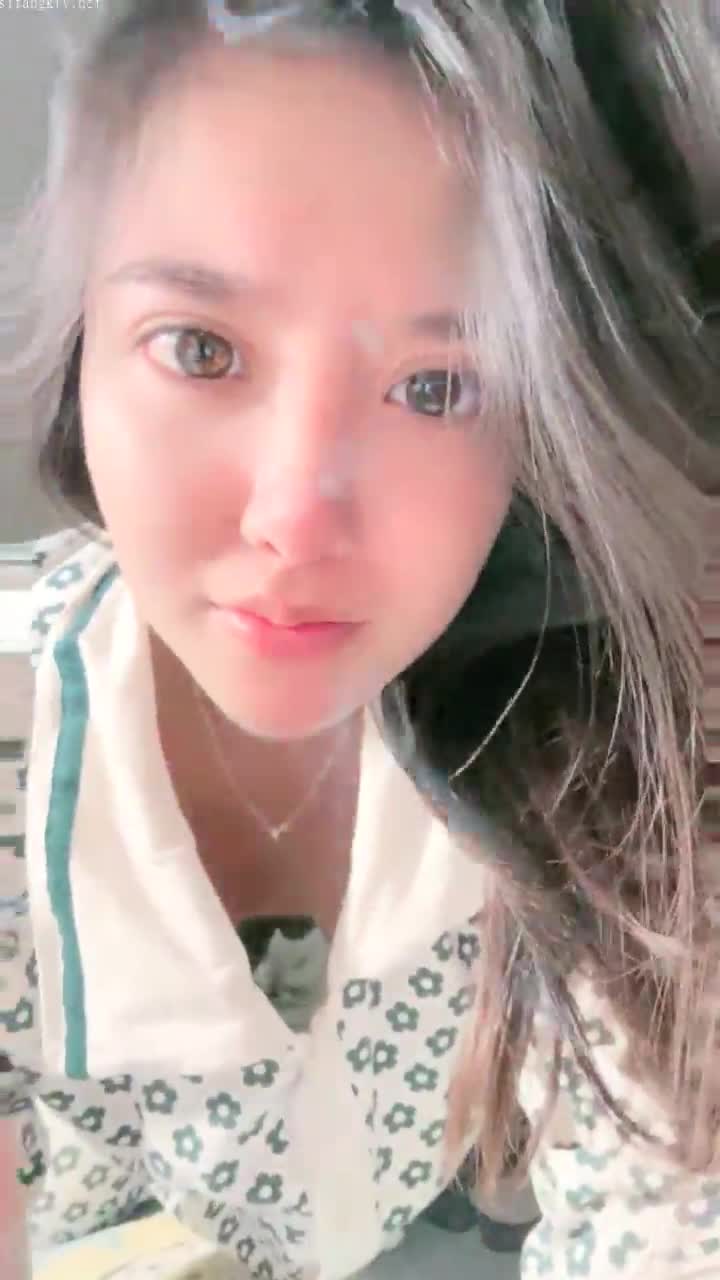 #今天吃点糖 #反差 #御姐 #颜值 喜欢大姐姐吗？一共30个视频！剩余已发大神群！查看置顶信息进群看全集哦！