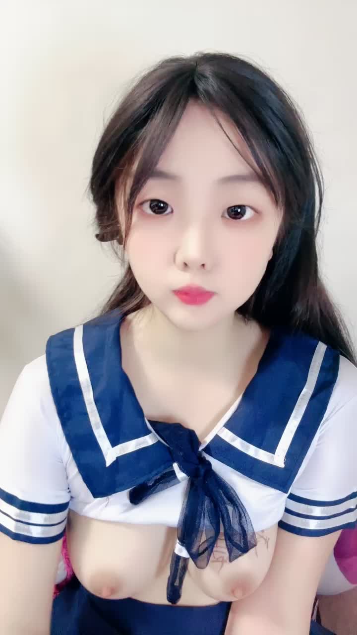 #05年小萝莉轻点 #可爱 #精选黄播 #颜值 可爱不！喜欢不！快来围观！一共26个视频！剩余已发大神群！恢复更新！优惠会持续一段时间的！查看置顶信息进群看全集哦！
