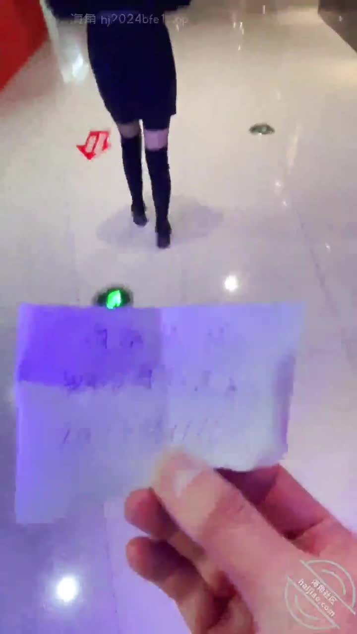 #海角社区 #我的母狗房东 #人妻少妇 带着小母狗去商场逛街，正好无障碍厕所里面没人 今天就玩个刺激的 没想到最后快射的时候保洁阿姨在敲门，吓死了