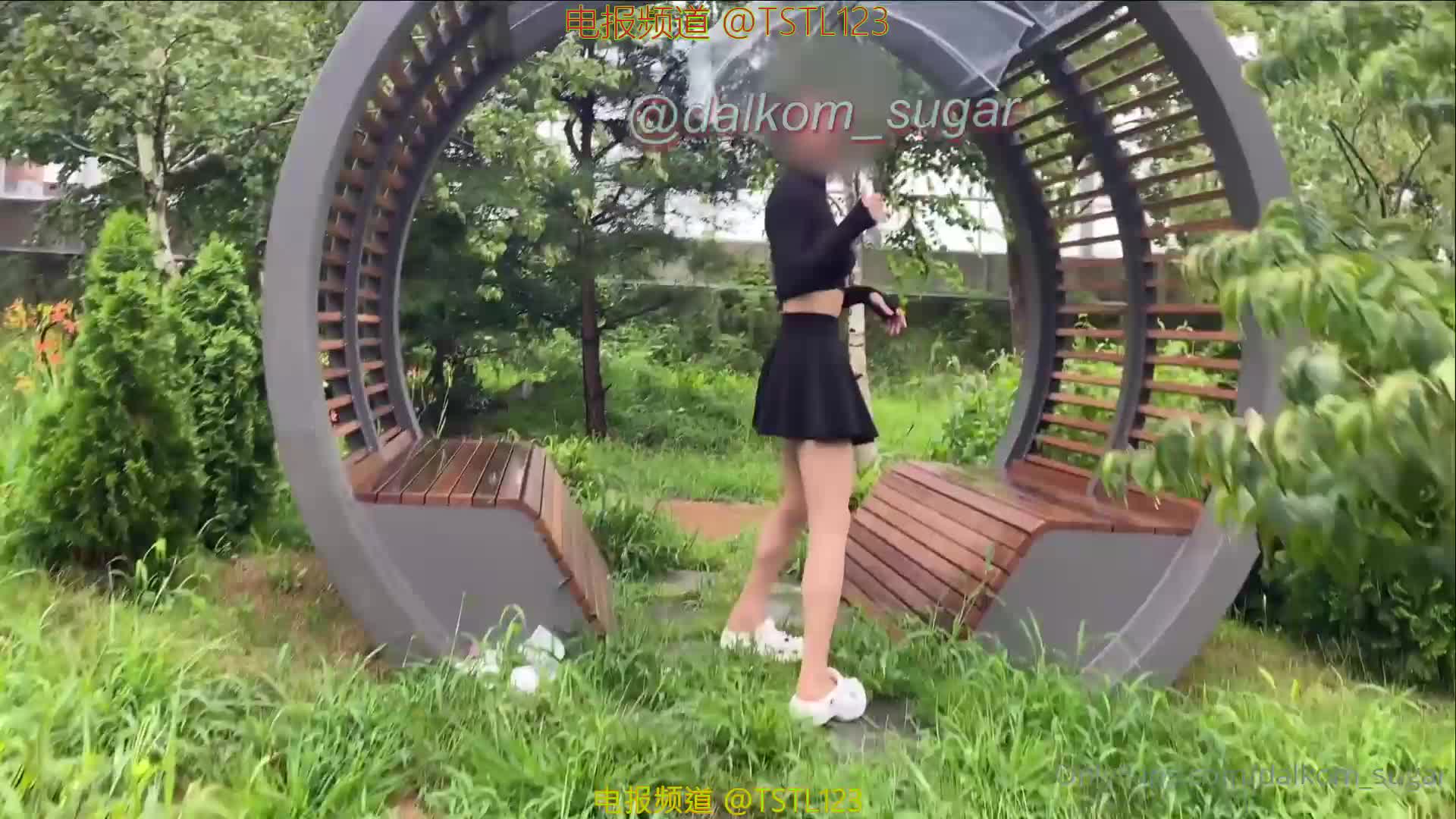 #韩国人妖 #户外露出 #自慰韩国雌堕伪娘户外露出调教-带着肛塞跳蛋-下雨天打飞机自慰个人合集98V已经上传会员群会员群资源数量以及类型我要加入会员群