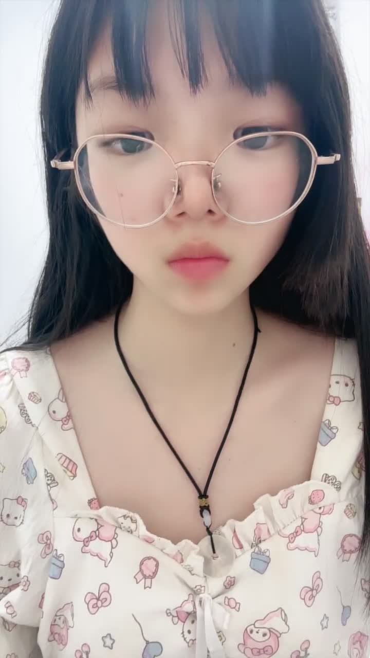 #小怡酱 #可爱 #少女 #精选黄播 嘿嘿好看真好看！一共17个视频！剩余已发大神群！查看置顶信息进群看全集哦！