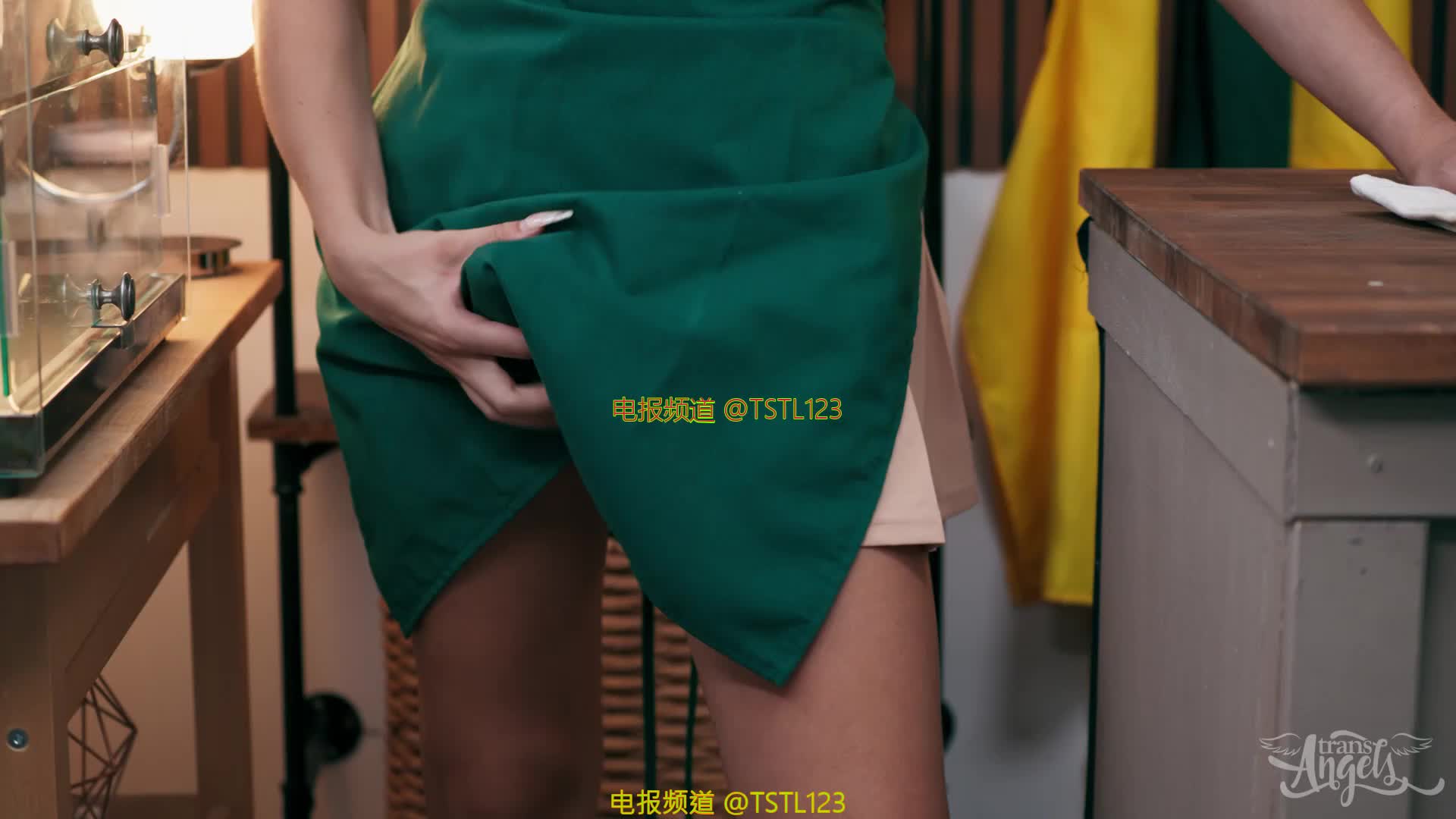 #人妖干人妖 #伪娘星巴克里的服务员是TS跨性别人妖美女-戴着乳钉的人妖美女趁这会没客人抓紧来一发-口交毒龙-后入爆菊花肛交-人妖操人妖，看着真刺激会员群资源数量以及类型我要加入会员群