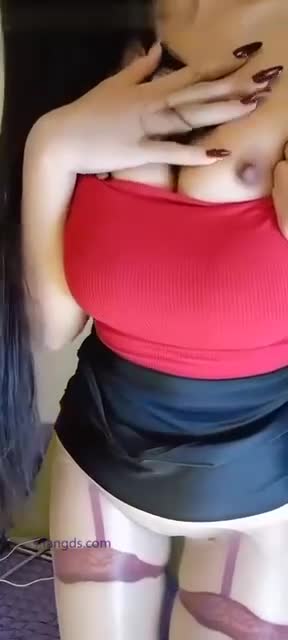 十月老师#少妇 #反差婊 #痴女 #骚逼抖音十月 极品的熟女少妇身材也很不错，性感的翘臀配上这油丝袜简直是一绝，操起来肯定很爽