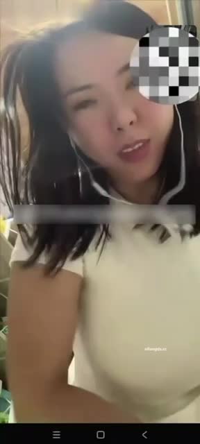 #抖音 #人妻 #熟女小妇女一个人带着孩子不容易，便与榜一大哥视频赚点生活费，丰满的身材不错️