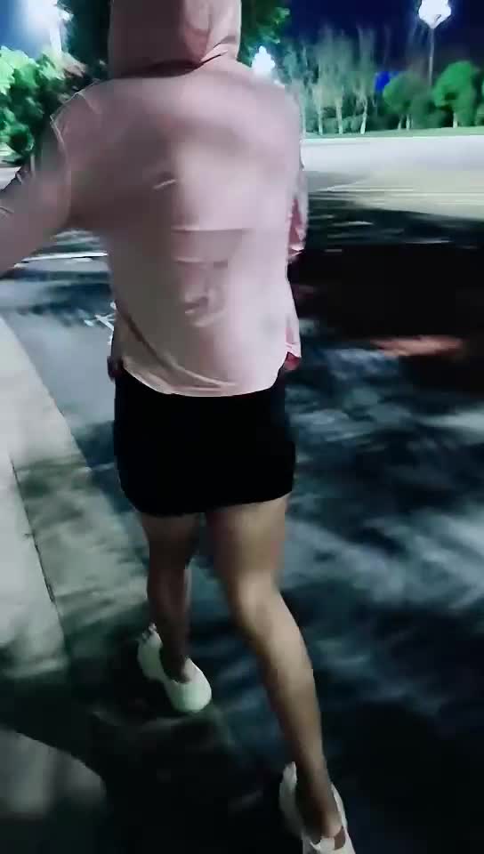 #零五年小洁 #反差 #露出 #可爱 #颜值 来个颜值不错的露出给大家！有点少一共8个视频！剩余已发大神群！查看置顶信息进群看全集哦！