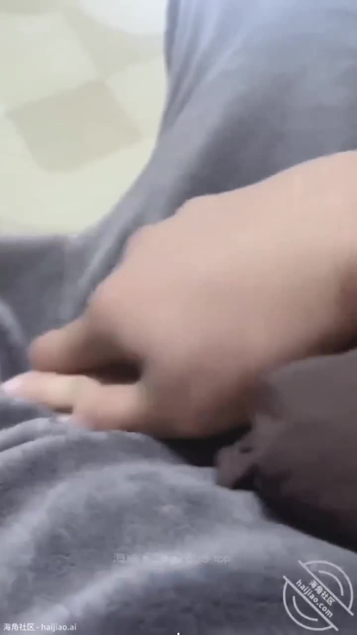 嫂子奶头被捏，湿逼被揉，红色内衣性感，饥渴操到爽 #熟女乱伦点击观看内部稀有视频