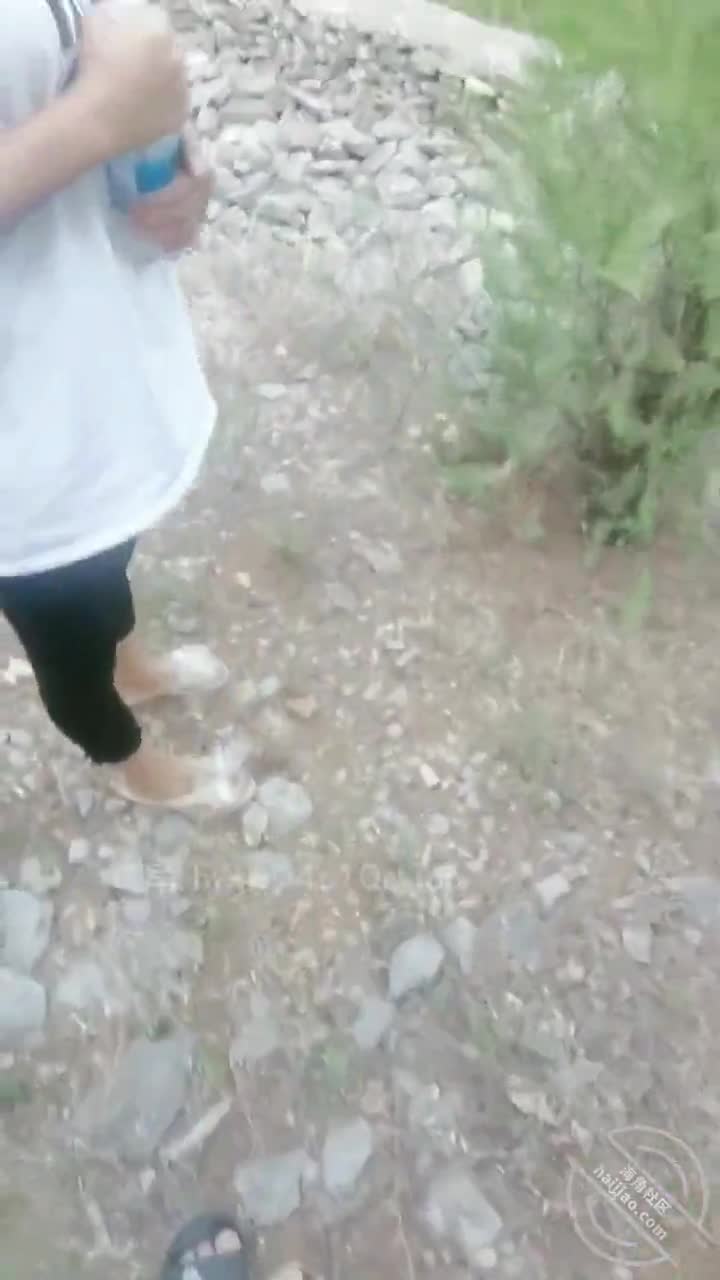 熟女控，乱伦大神【梦想是母姨双飞】付费钻石贴③，和小姨野外不小心破了屁眼小姨还说没破