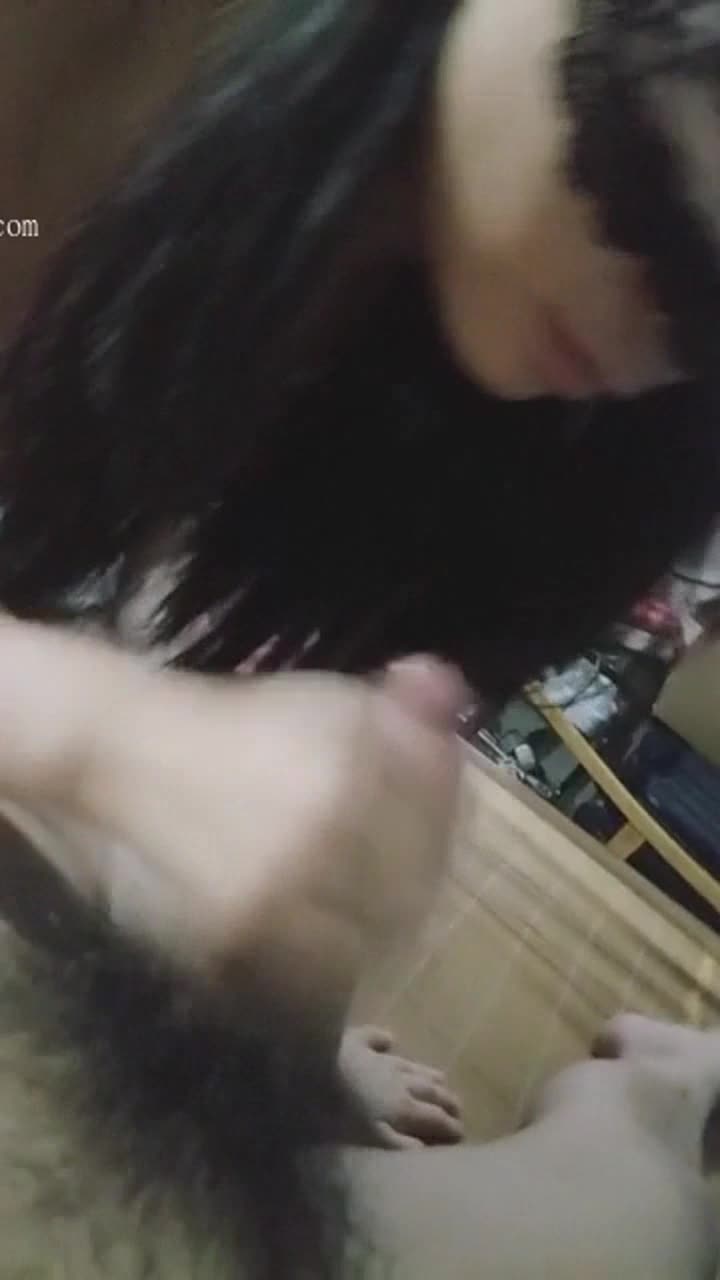 “老婆，爽不爽？”“我老婆口活怎么样？厉害吧？”#淫妻 现场实录！9不91的就别在意了，场景还是能充分满足圈内人的癖好的！————————————️换妻 @SwapChinaBot️群交 @KSFSL1Bot️————————————
