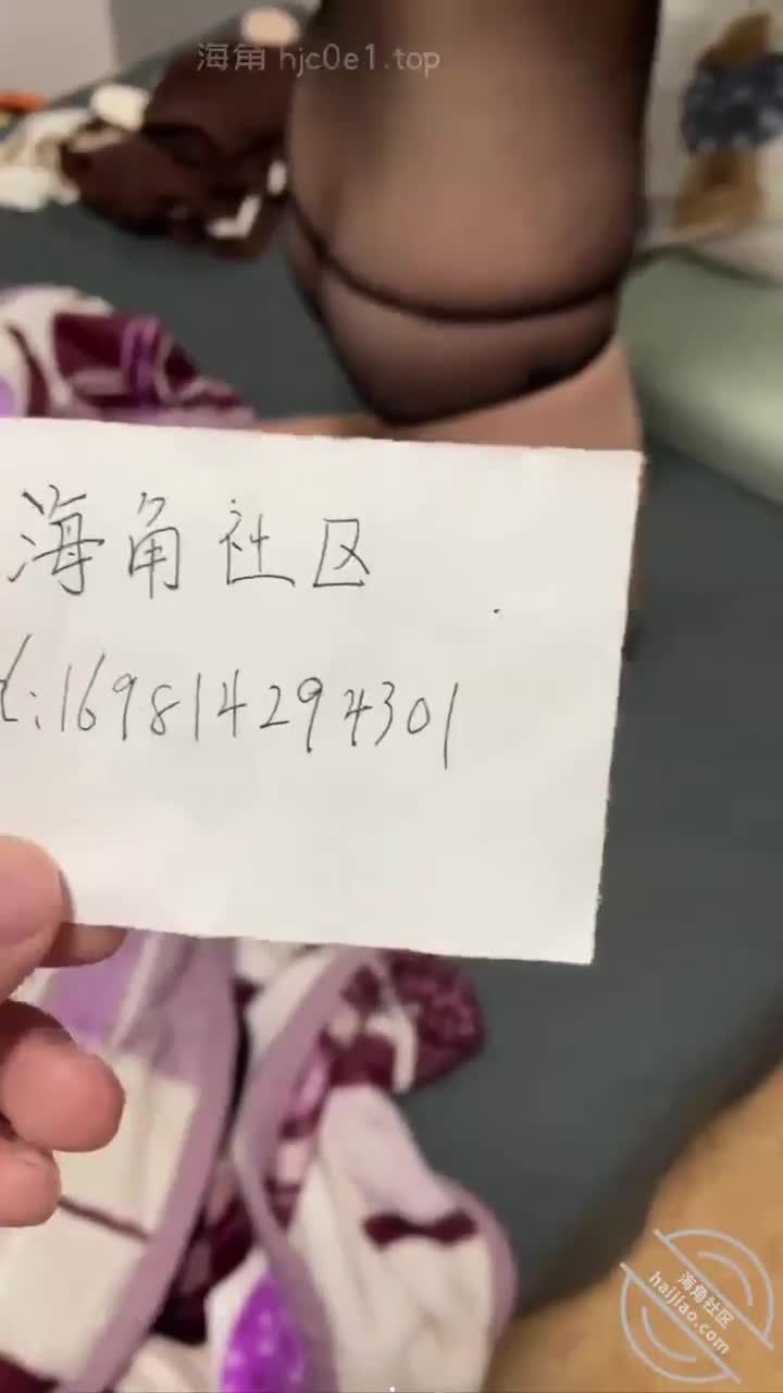 老妈骚气坐床秀腿，鸡巴硬操逼，喊儿子鸡巴爽爆 #熟女乱伦点击观看内部稀有视频