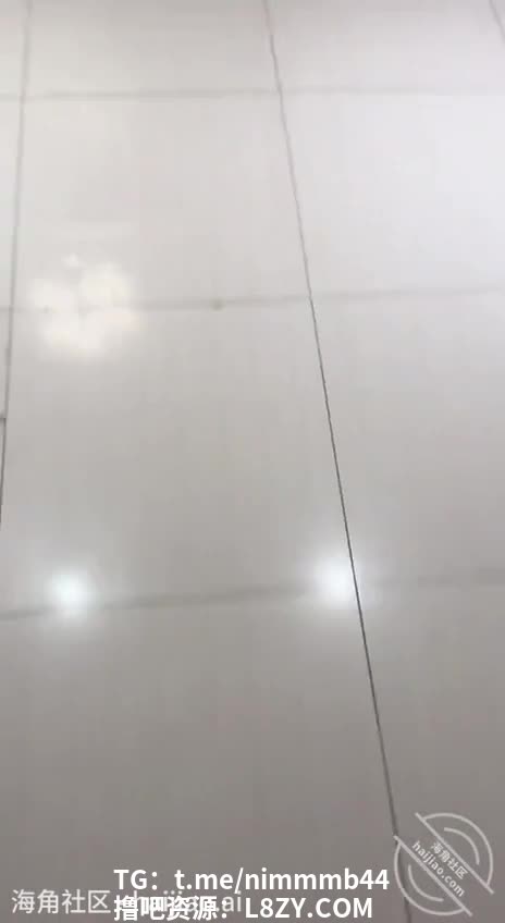 楼梯间操嫂子，脱裤塞嘴舔鸡巴，后入开档丝袜爽翻 楼梯间 开档 #熟女乱伦 点击观看更多视频