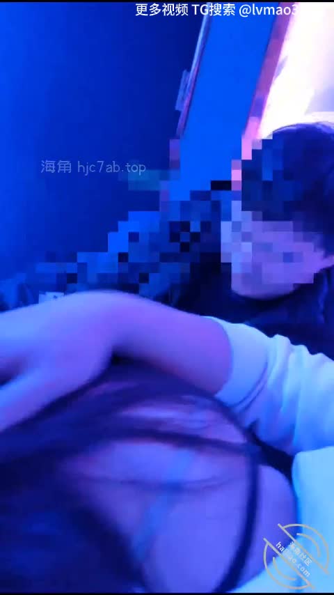 #绿帽 在KTV让客户把大鸡巴塞进老婆的嘴里，绿帽自己撸着鸡巴看淫妻在客户鸡巴上被操的花枝乱颤，客户内射淫妻小穴，绿帽才敢把小鸡巴插入，一边释放自己，一边安慰老婆————————————️换妻 @SwapChinaBot️群交 @KSFSL1Bot️————————————