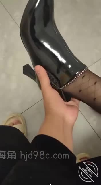 脱下嫂子新鞋轻抚玉足，足交鸡巴爽到问她哥屌大还是我大，嫂子笑说爱我猛 足交 嫂子 #熟女乱伦点击观看内部稀有视频